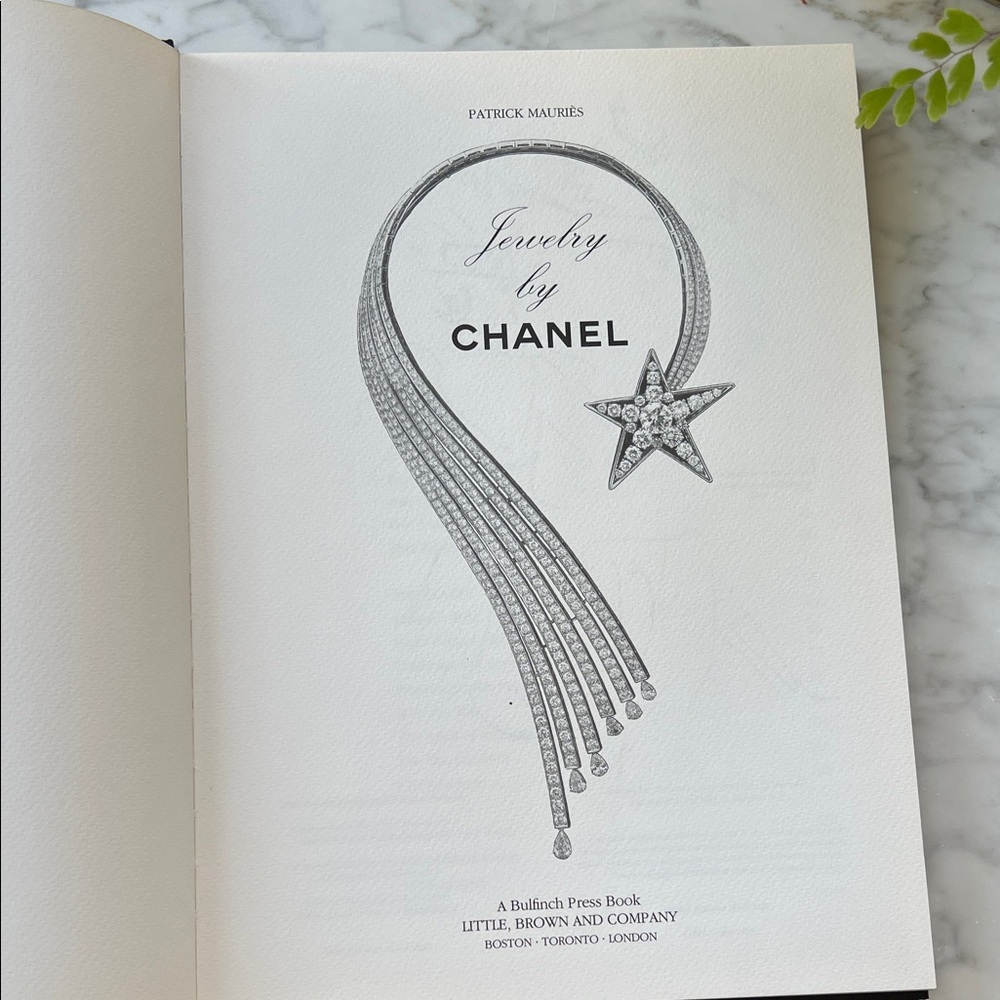 CHANEL Jewelry Book with Silver Star Design - Picture 4 of 10